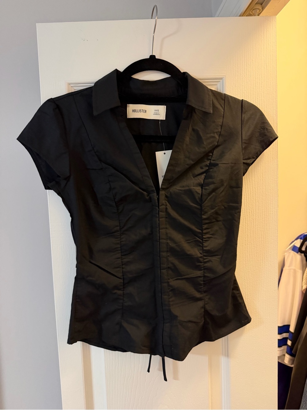 Hollister Black Short-Sleeve Button-Down Fitted Top